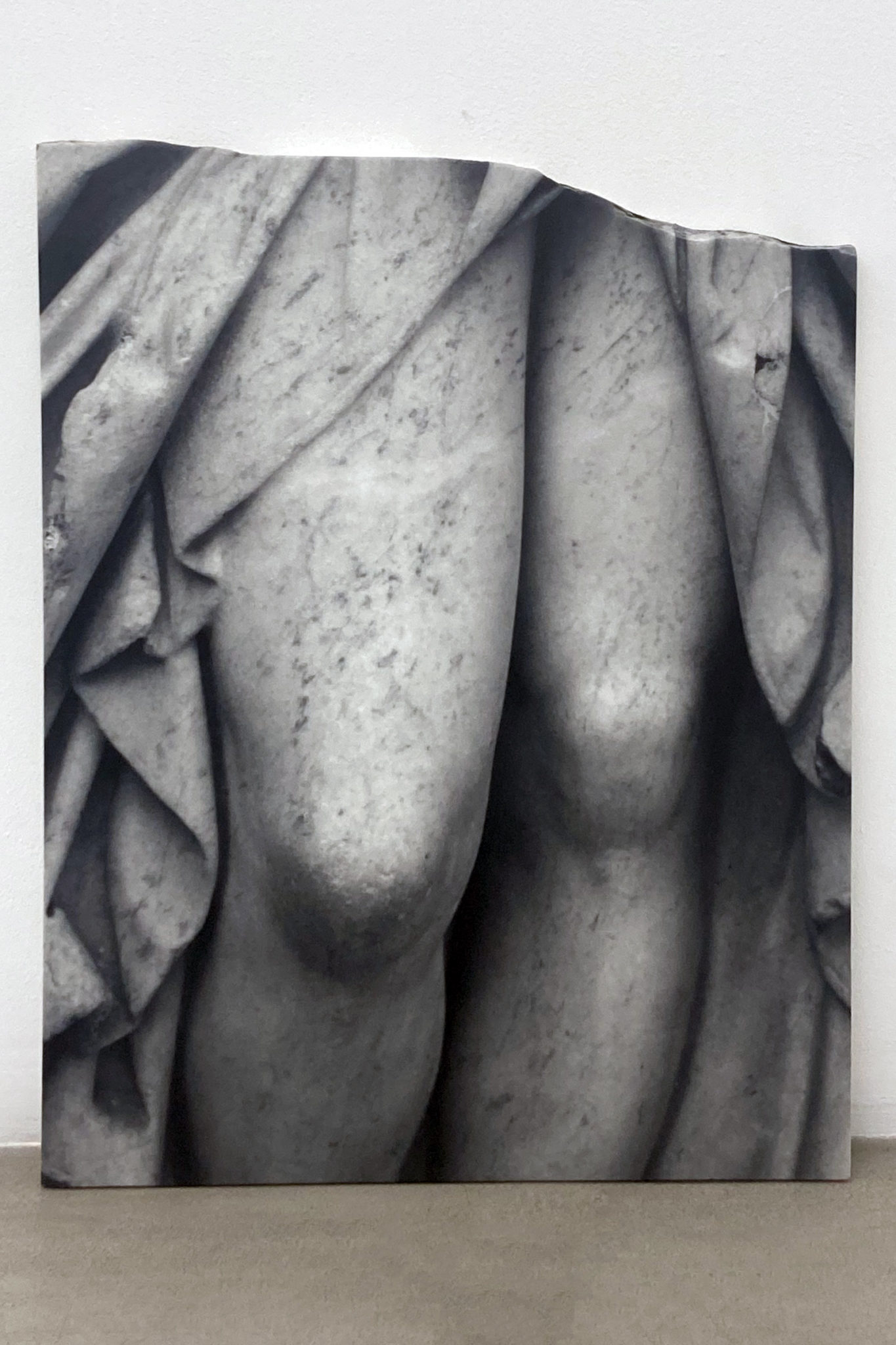 Dune Varela, Les Genoux, 2023, print on marble, 56 x 43.5 cm