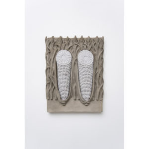 Xolo Cuintle “Kernelless Siamese Cobs”, 2023. Béton, grès, bois, acier, aluminium, 65 × 50 × 8 cm. Courtesy DS Galerie.