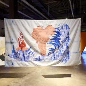 Gözde İlkin, The Tide, Me, Myself, 2020, couture, peinture et patchwork sur tissu teint à l’extrait de plante, 112 x 185 cm (vue d’exposition du 13è Gwangji Biennale). Photo: Sang Tae Kim