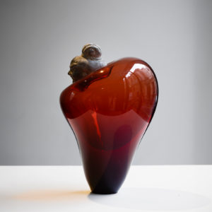 Qi Zhuo, Bubble-Game #8, 2020, sculpture en pierre et verre soufflé, 27 x 17 x 17 cm