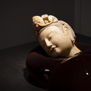 Qi Zhuo, Bubble-Game #10 (détail), 2020, sculpture en pierre et verre soufflé, table de boucher en inox, 30 x 157 x 87 cm