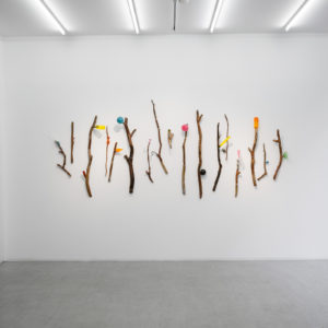 Qi Zhuo, Piercing Game – Installation, 2022, ceramic, blown glass, copper, steel, 150 x 370 cm