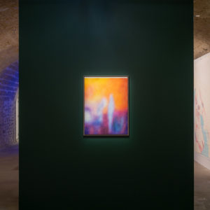 Léa Belooussovitch, Foyer « Athènes, Grèce, 8 août 2021″, 2023, dessin au crayon de couleurs sur feutre en laine, encadrement en noyer et coiffe en Plexiglas, 80 x 60 cm. Vue d’exposition, Arcadia « Lisière », Le Cellier, Reims. © Martin Argyroglo