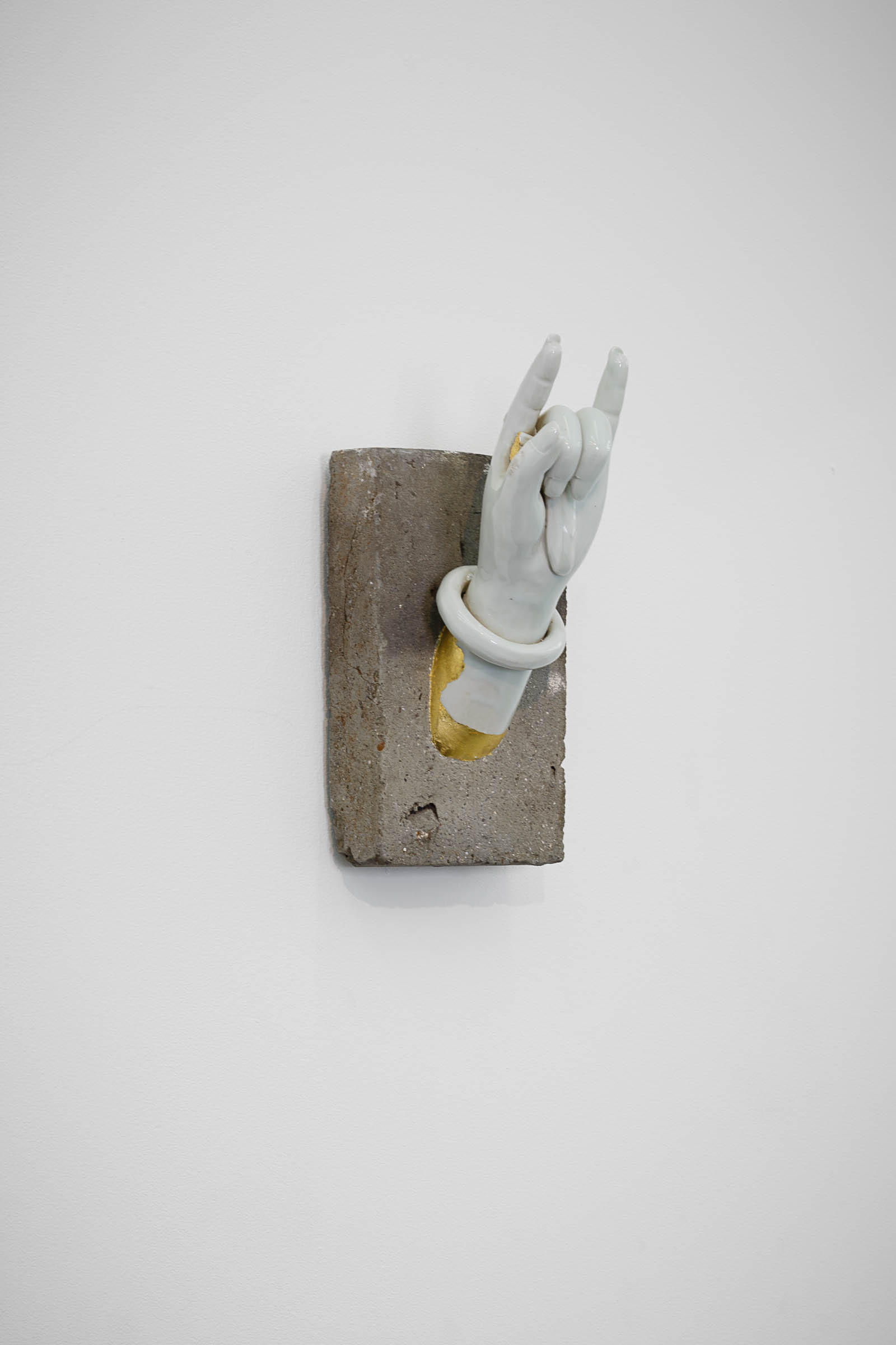 Qi Zhuo International gestures, 2017 Brique, plâtre, feuilles d'or 22 carats, tige d'acier, porcelaine 23 x 12 x 18 cm PARIS-B