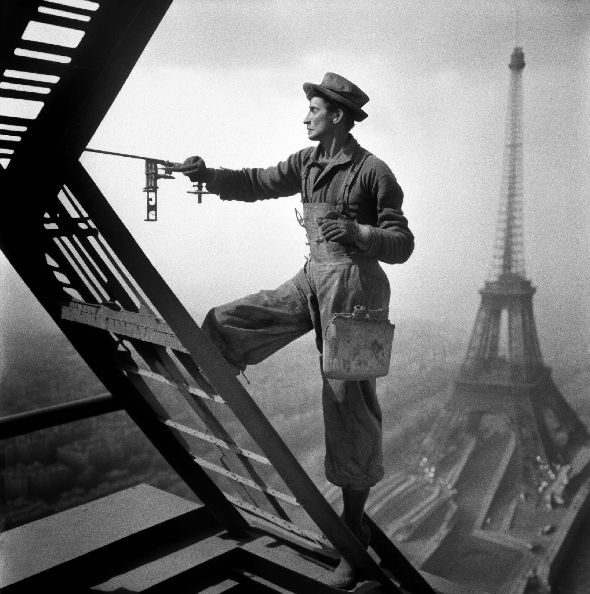 Brodbeck-&-de-Barbuat,-Etude-d’après-Marc-Riboud,-The-Painter-of-the-Eiffel-Tower,-Paris,-1953---2022-PARIS-B