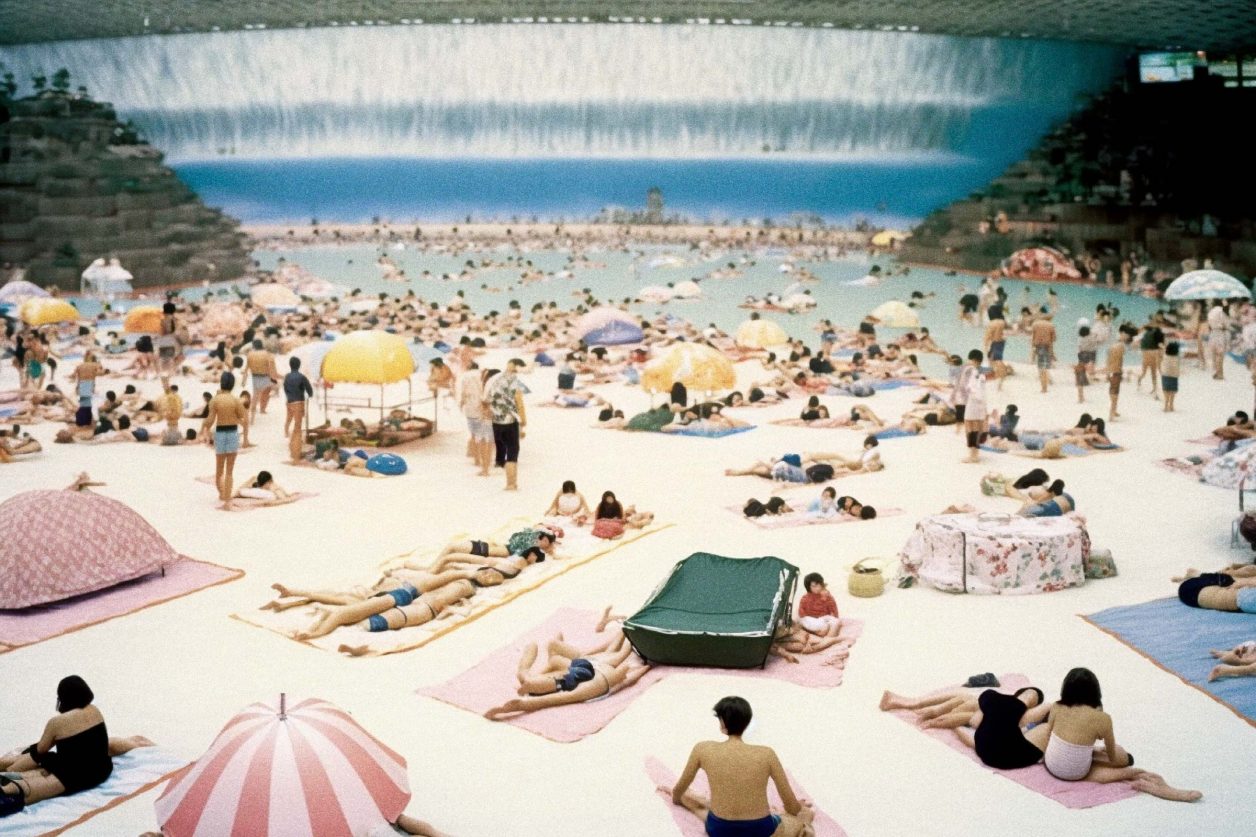 Brodbeck & de Barbuat,
Etude d’après Martin Parr, The artificial beach inside the
Ocean Dome, Miyazaki, Japan, 1996 - 2022