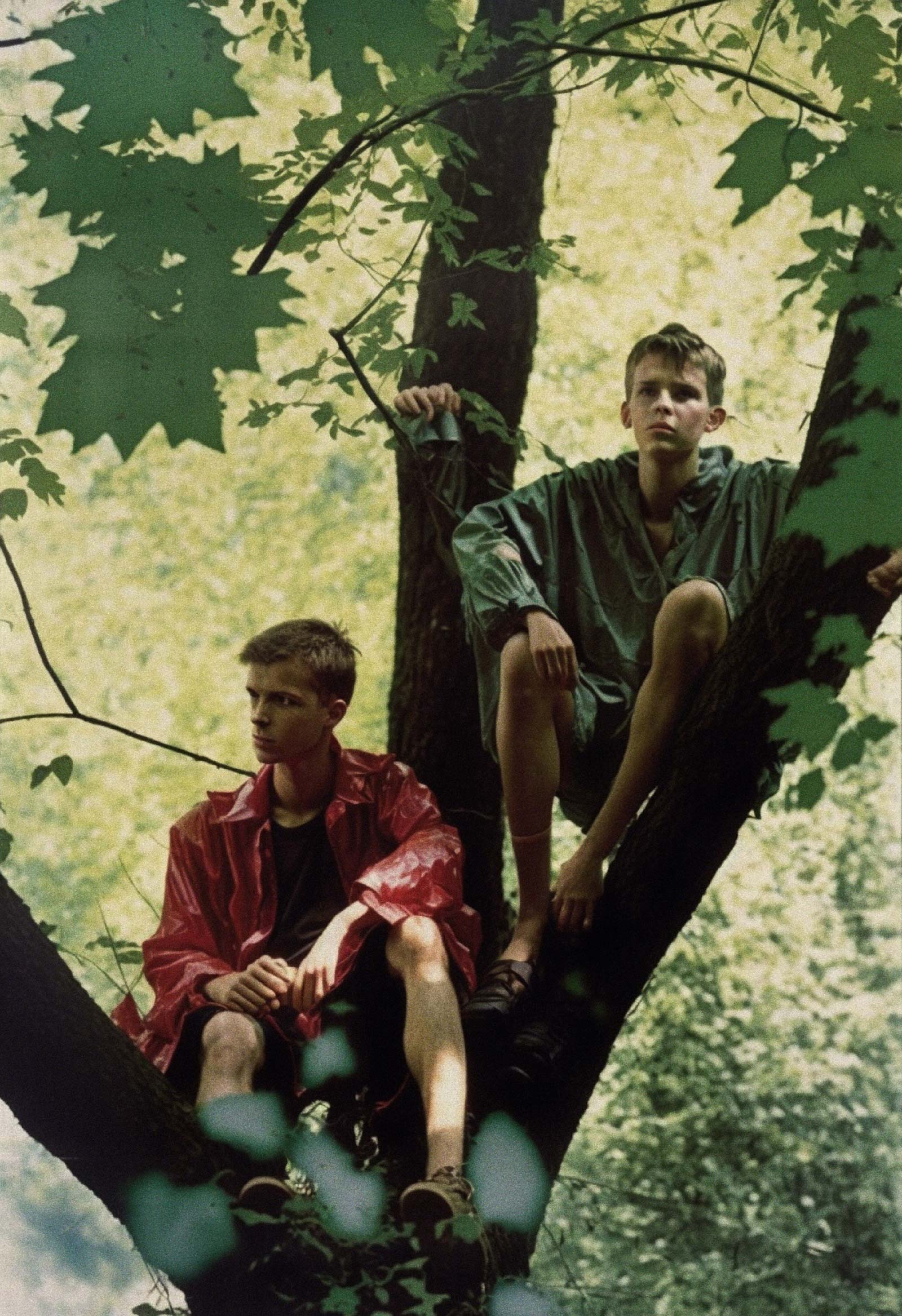Brodbeck-&-de-Barbuat,-Etude-d’après-Wolfgang-Tillmans,-Lutz-and-Alex-sitting-in-the-trees,-1992---2022-PARIS-B