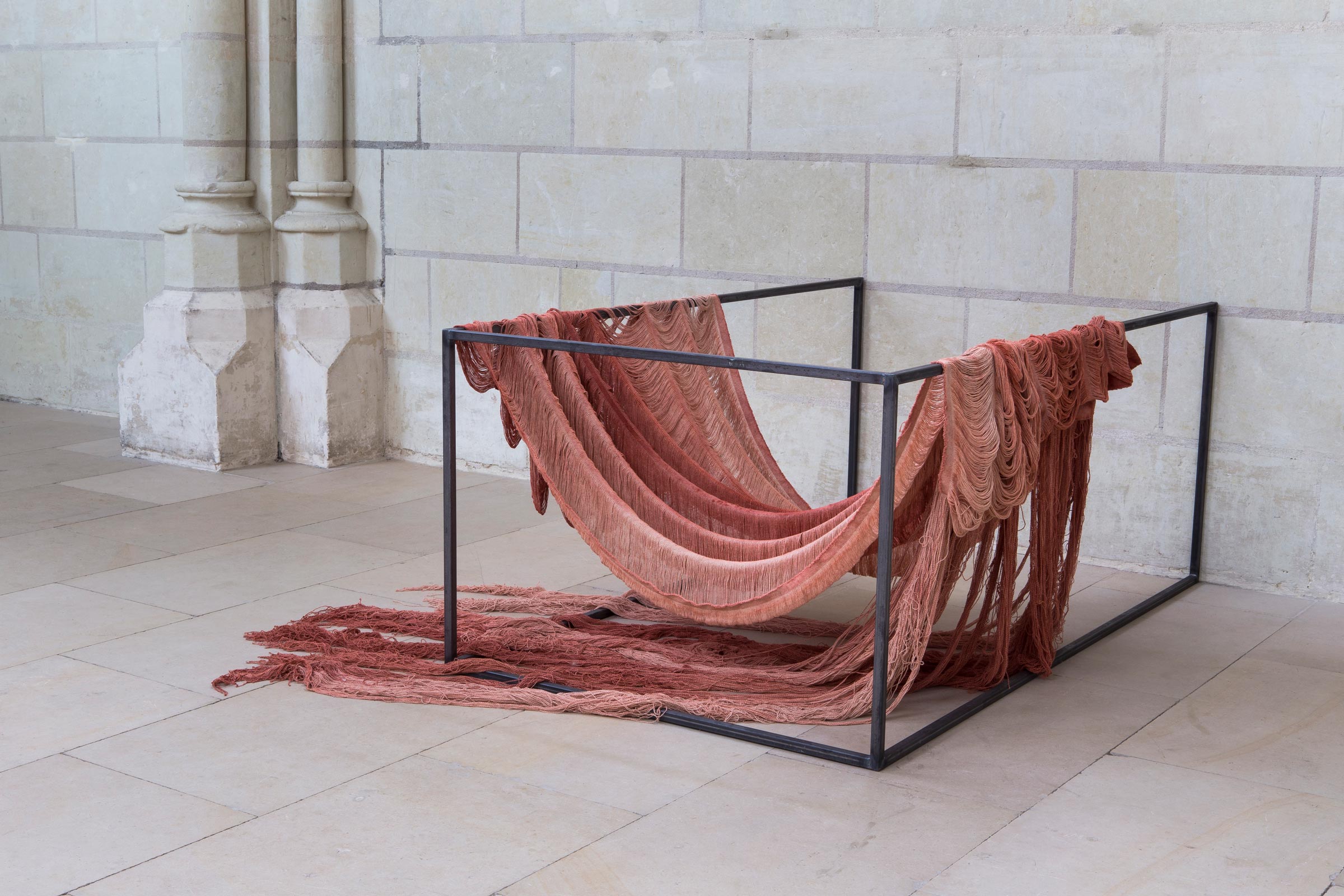 1_Vue d'exposition_Golnaz_Payani_Après la peau_Centre d’Art Contemporain La Chapelle Jeanne d’Arc_Thouars_©_Nicolas_ROUGET_2025_Courtesy PARIS-B