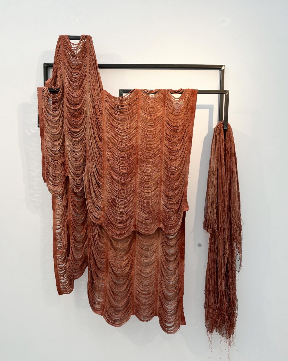 Golnaz Payani, Toujours suspendue, 2026, Fabric, metal, 180x100x15 cm