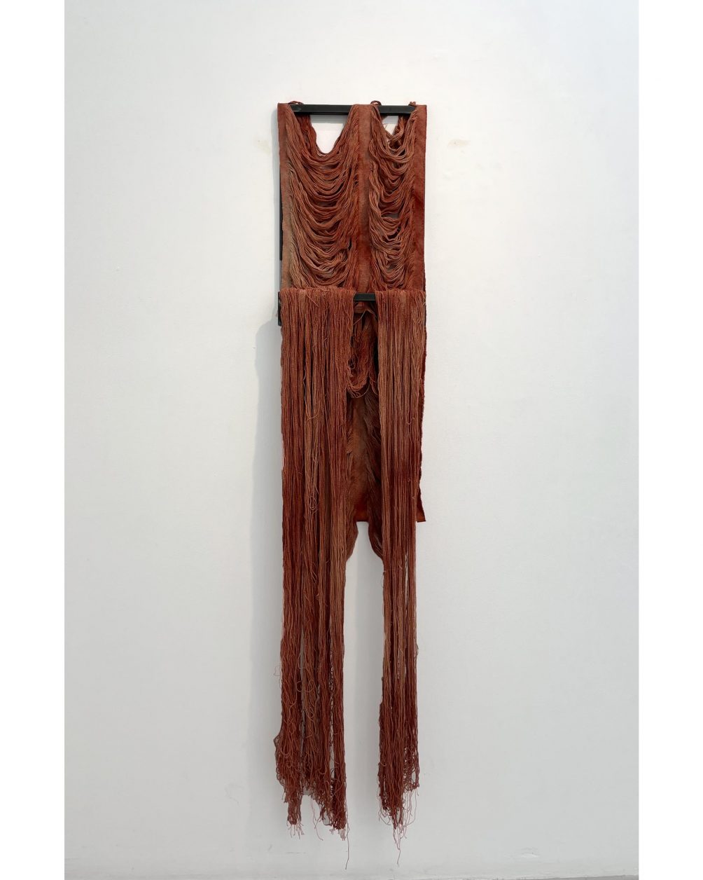 Golnaz Payani, Rouge débordant, 2026, Fabric, metal, 175x35x9 cm