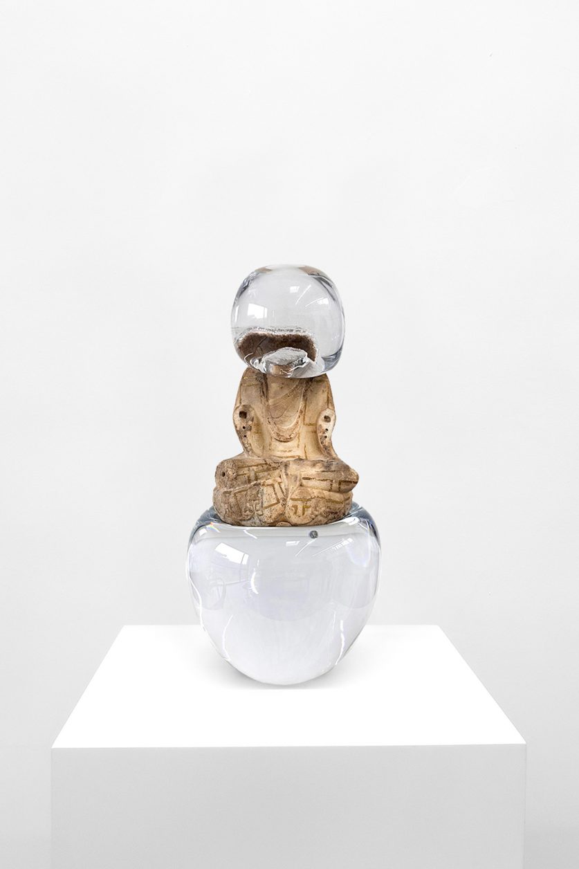 Qi Zhuo, Bubble Game #76, 2026, Sculpture en pierre et verre soufflé, 62 x 24 x 21 cm, 2026