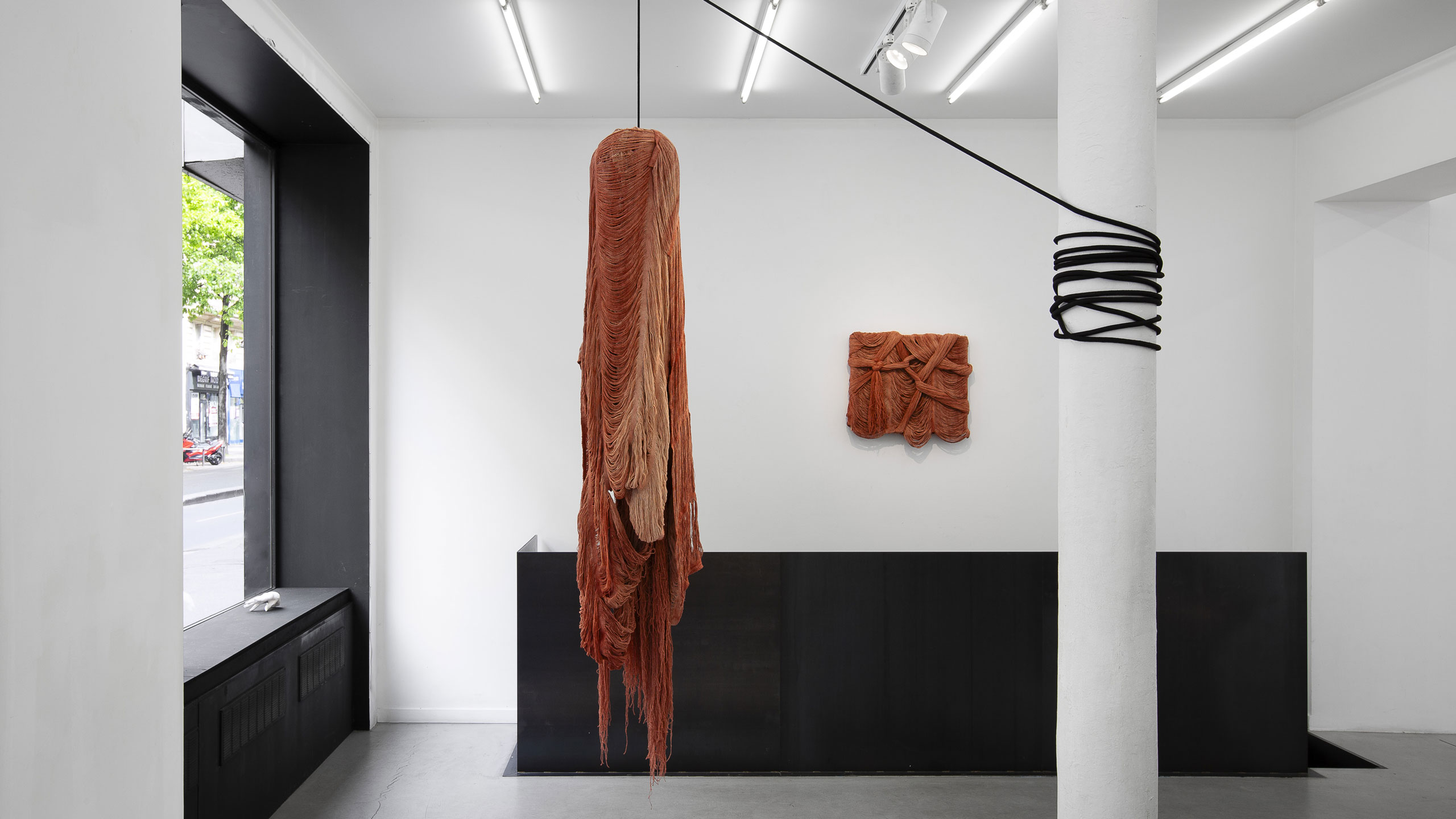 slide-mobile_6.-Golnaz-Payani,-Exhibition-view,-À-effleurer,-se-rompre,-PARIS-B,-2026-©Théo-Baulig