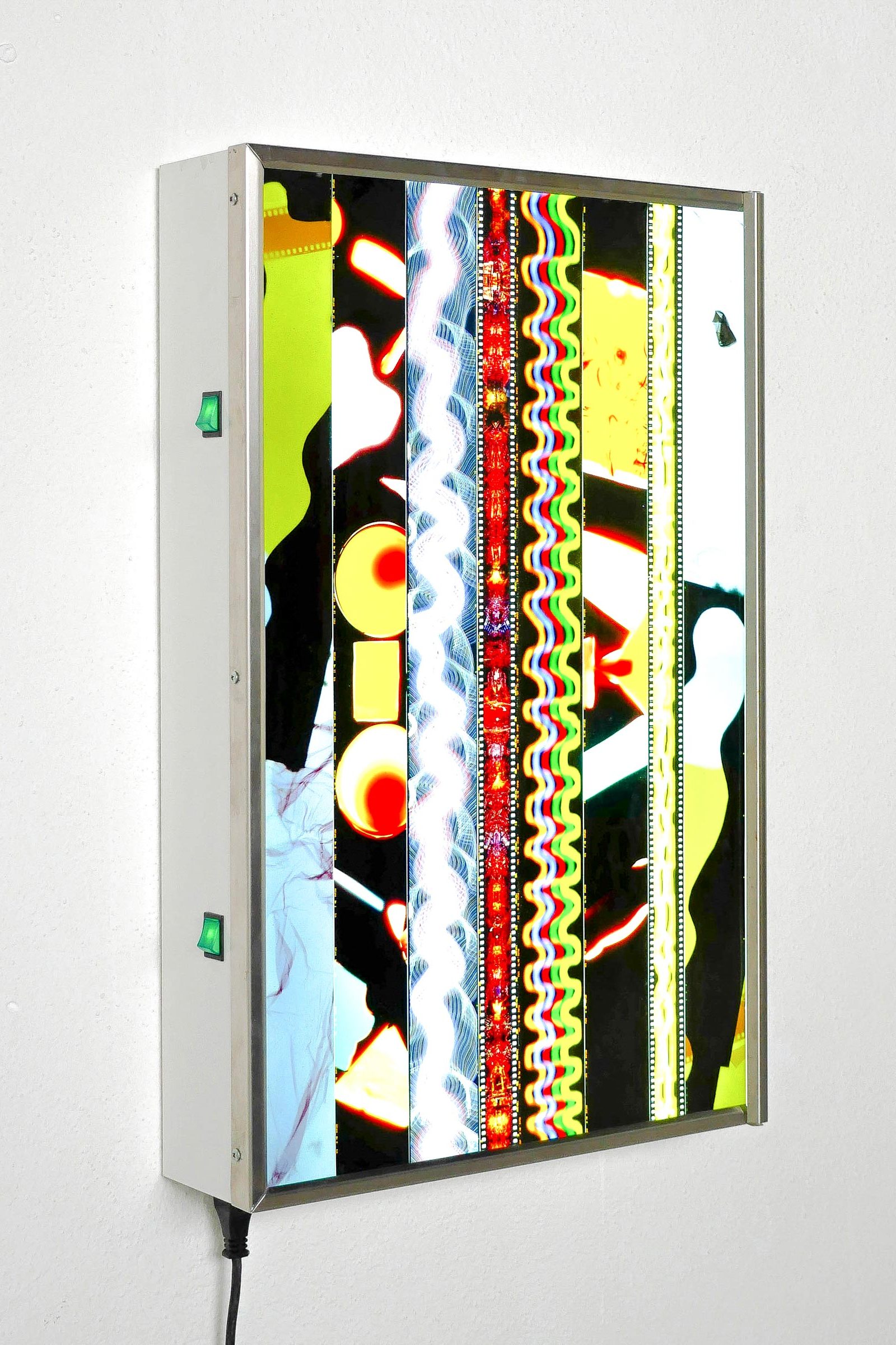 Hector Castells-Matutano, New blues 2023, 120 35 mm slide film, négatoscope, epoxy resin, Courtesy PARIS-B